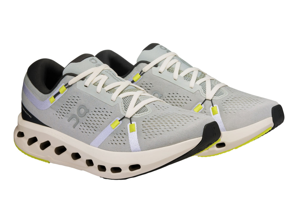Tenis deportivos On Cloud Cloudsurfer 2 color gris glacier con suela marfil y detalles en amarillo neón.