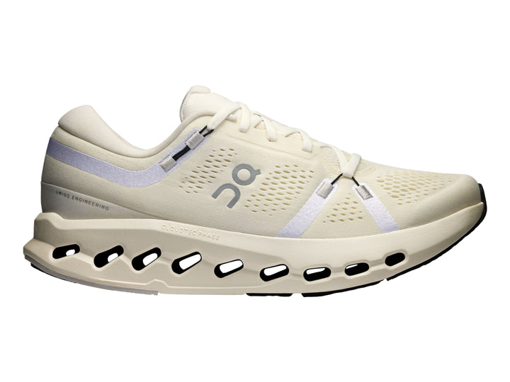 Tenis deportivos On Cloudsurfer 2 en color ivory con suela amortiguada y diseño moderno.