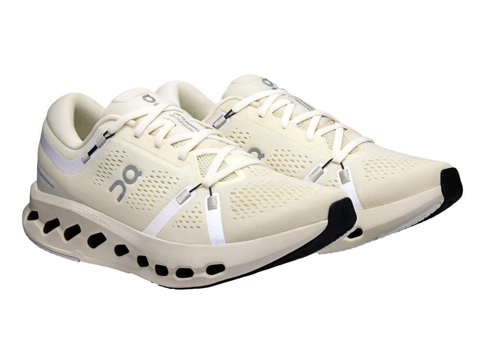Tenis deportivos On Cloudsurfer 2 en color ivory con suela amortiguada y diseño moderno.