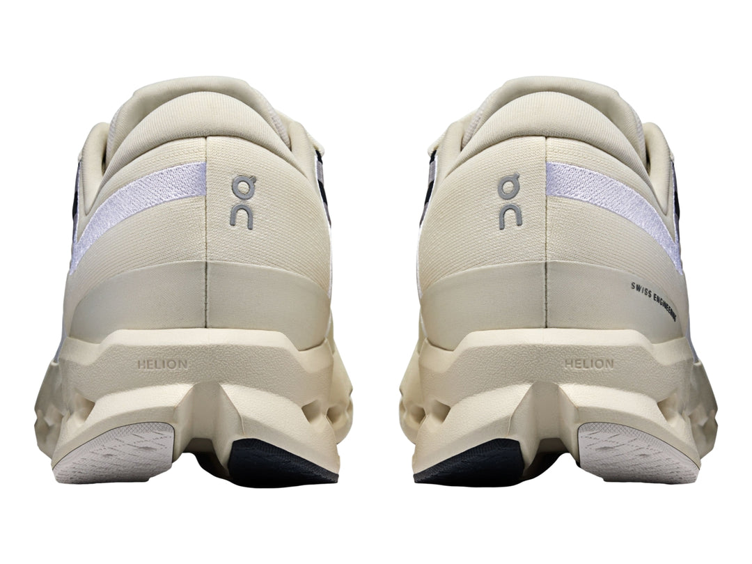 Tenis deportivos On Cloudsurfer 2 en color ivory con suela amortiguada y diseño moderno.