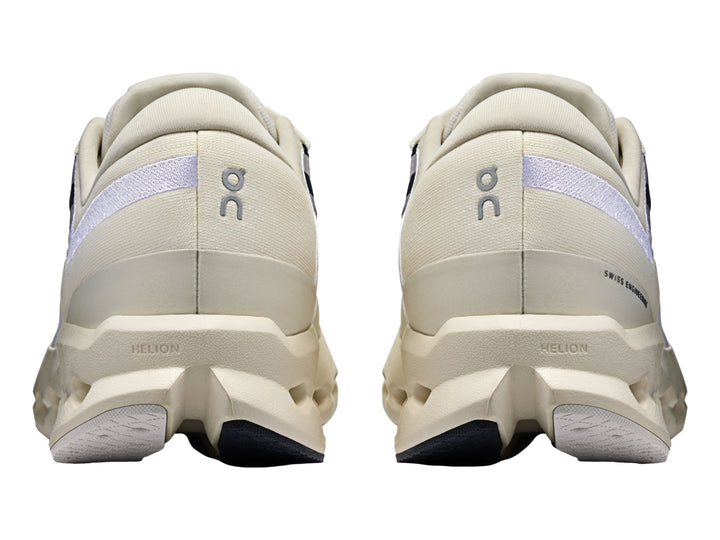 Tenis deportivos On Cloudsurfer 2 en color ivory con suela amortiguada y diseño moderno.