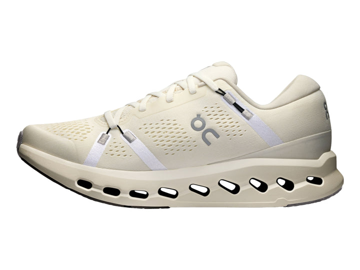 Tenis deportivos On Cloudsurfer 2 en color ivory con suela amortiguada y diseño moderno.