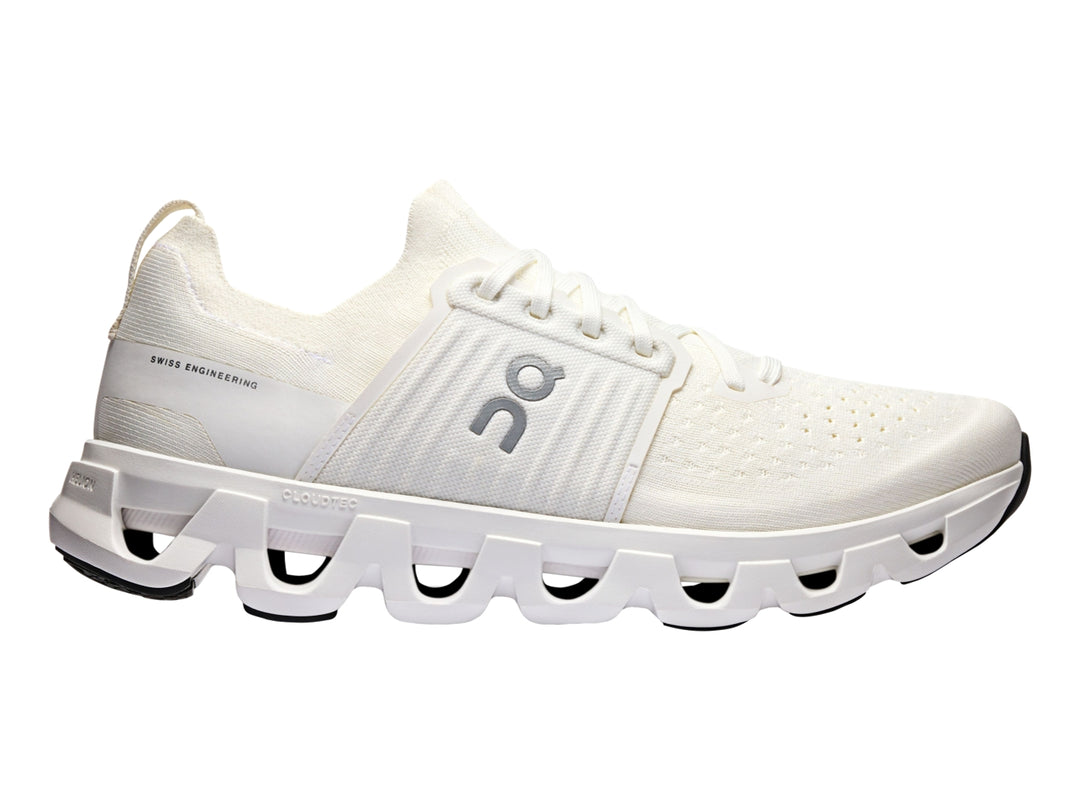 Tenis deportivos On Cloudswift 4 en color blanco total con suela amortiguada característica.