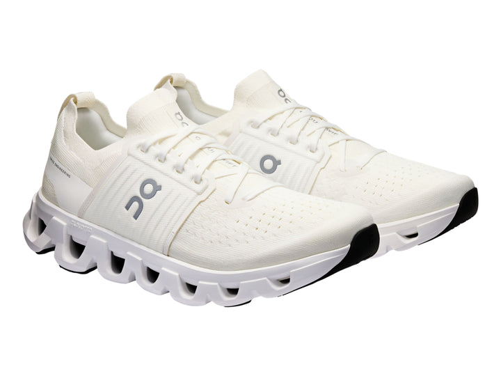 Tenis deportivos On Cloudswift 4 en color blanco total con suela amortiguada característica.