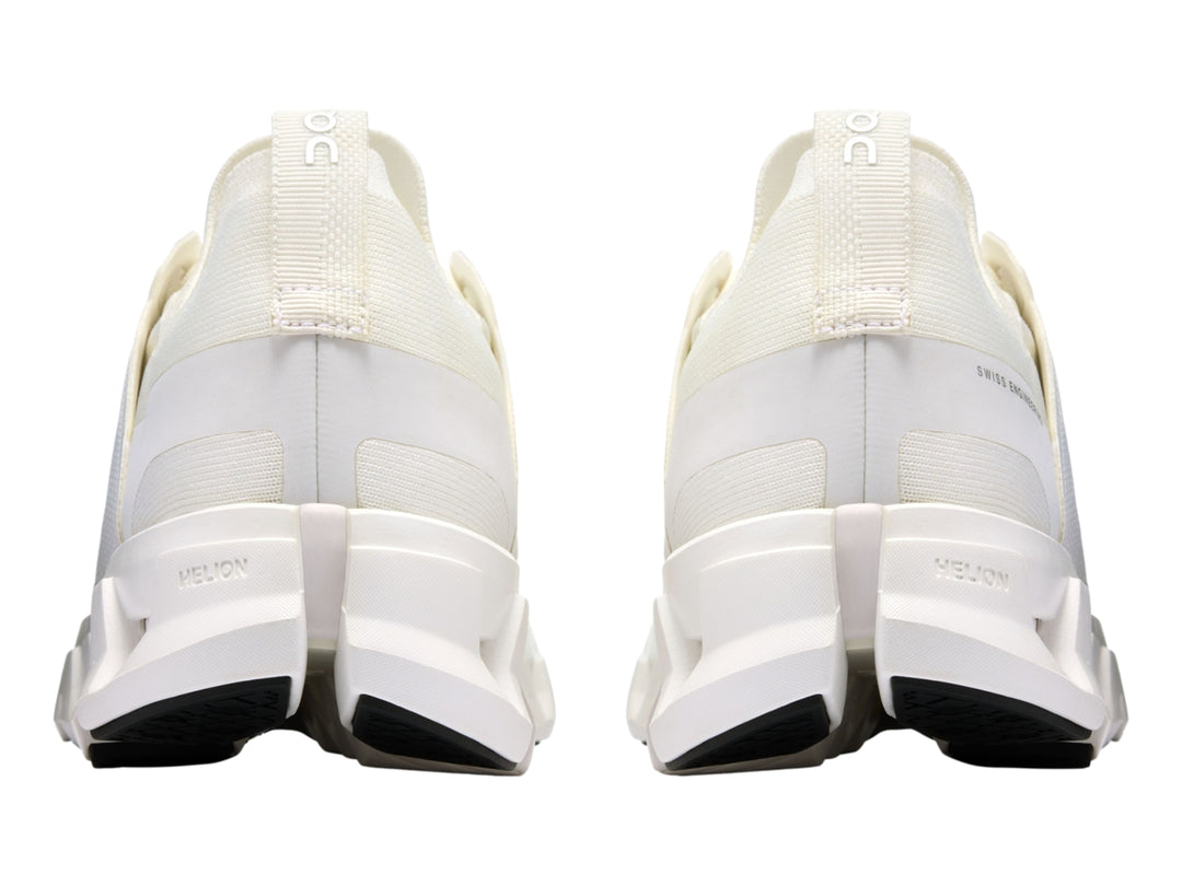 Tenis deportivos On Cloudswift 4 en color blanco total con suela amortiguada característica.