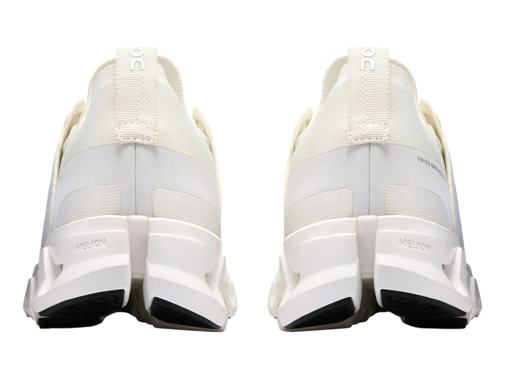 Tenis deportivos On Cloudswift 4 en color blanco total con suela amortiguada característica.