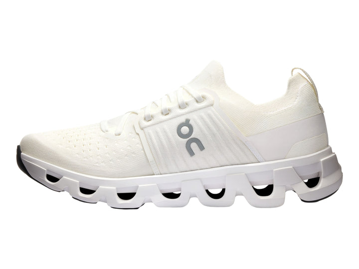 Tenis deportivos On Cloudswift 4 en color blanco total con suela amortiguada característica.
