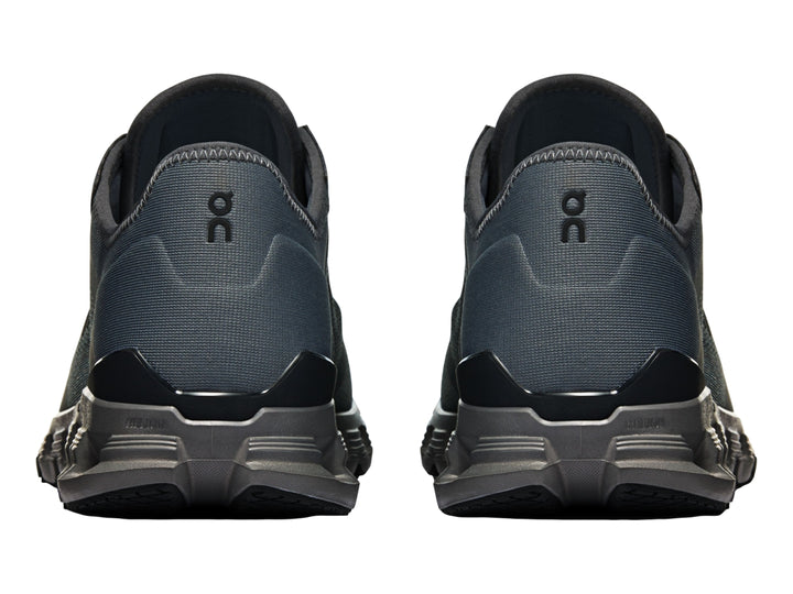 Tenis deportivos On Cloud X 4 AD en color negro y gris oscuro con suela segmentada característica.