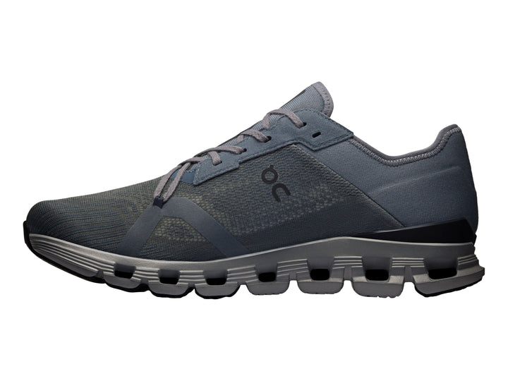 Tenis deportivos On Cloud X 4 AD en color negro y gris oscuro con suela segmentada característica.