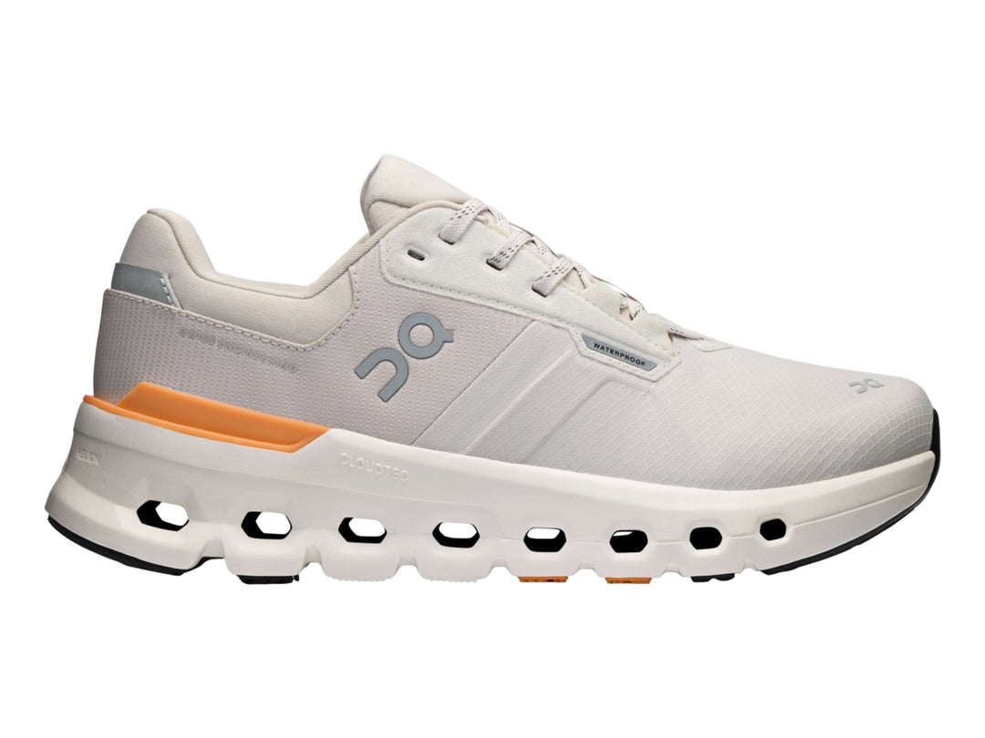 Tenis deportivos On Cloudrunner 2 WP color gris con detalles naranja y suela blanca con cavidades.