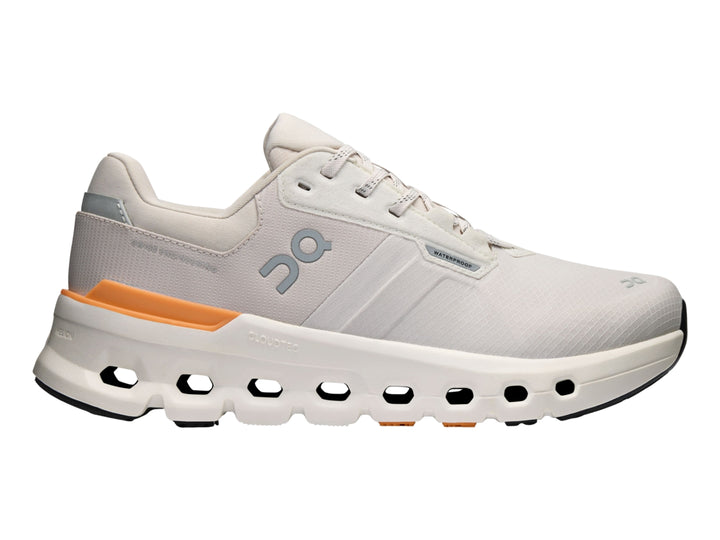 Tenis deportivos On Cloudrunner 2 WP color gris con detalles naranja y suela blanca con cavidades.