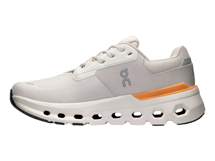 Tenis deportivos On Cloudrunner 2 WP color gris con detalles naranja y suela blanca con cavidades.