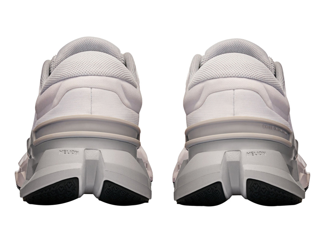 Tenis deportivos On Cloud color blanco y gris con suela tecnológica y detalles en rosa.