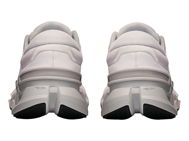 Tenis deportivos On Cloud color blanco y gris con suela tecnológica y detalles en rosa.