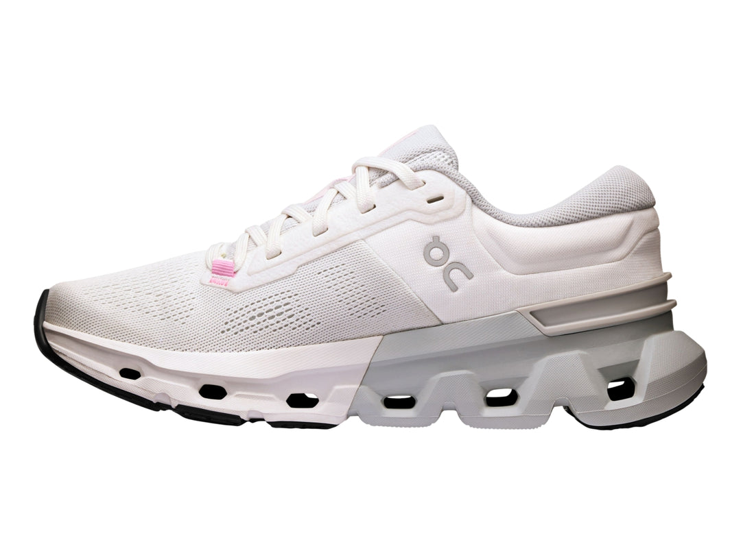 Tenis deportivos On Cloud color blanco y gris con suela tecnológica y detalles en rosa.