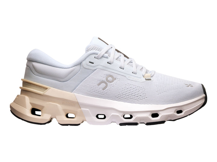 Tenis deportivos On Cloud en color blanco y crema con suela tecnológica amortiguada.