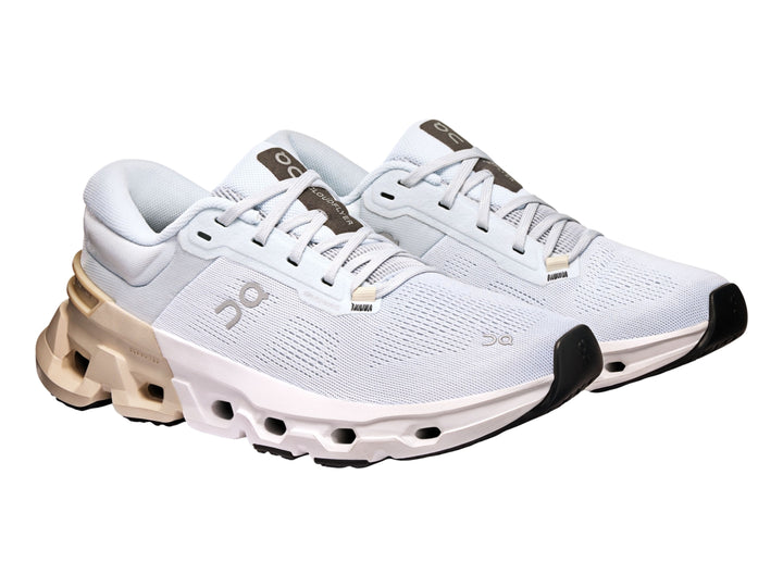 Tenis deportivos On Cloud en color blanco y crema con suela tecnológica amortiguada.