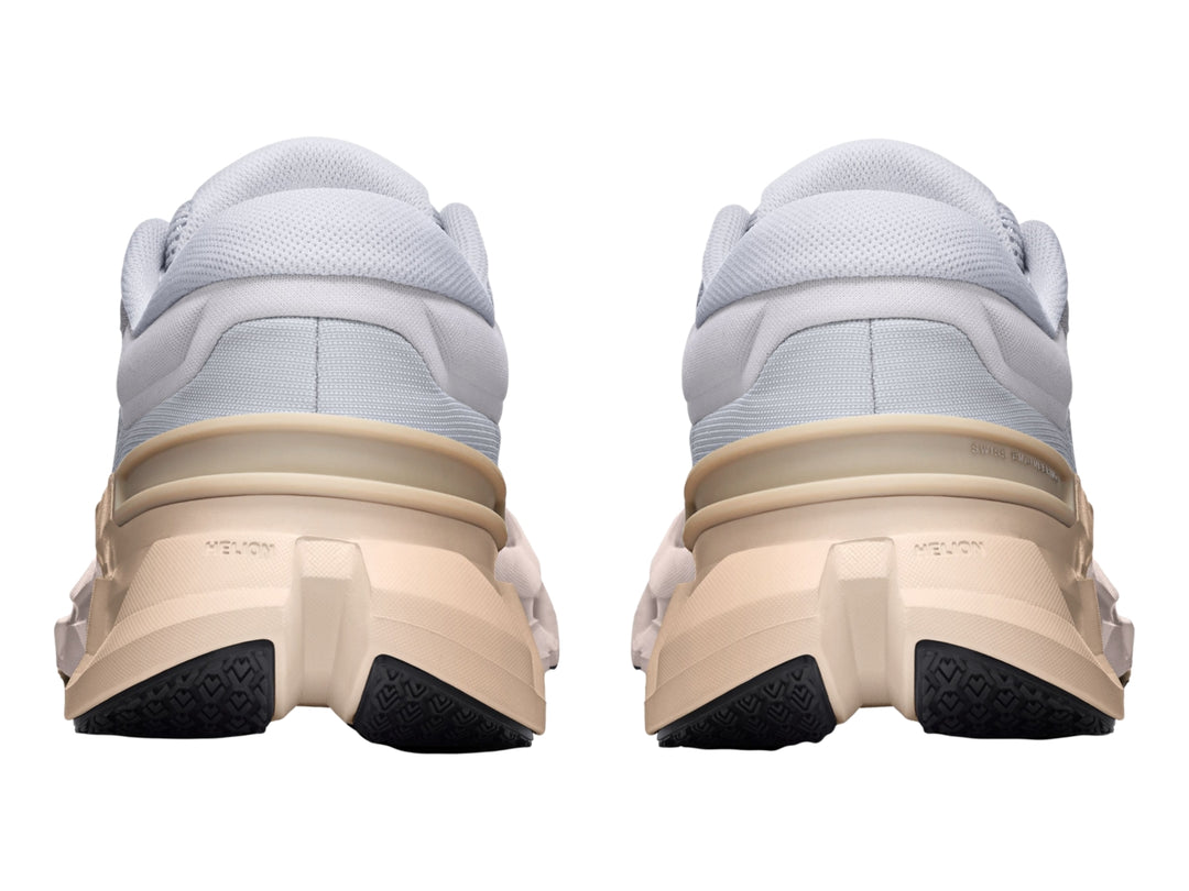 Tenis deportivos On Cloud en color blanco y crema con suela tecnológica amortiguada.