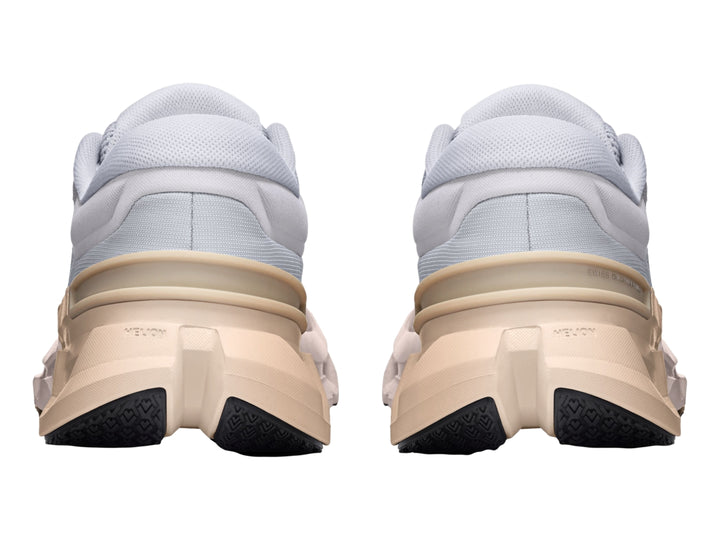 Tenis deportivos On Cloud en color blanco y crema con suela tecnológica amortiguada.