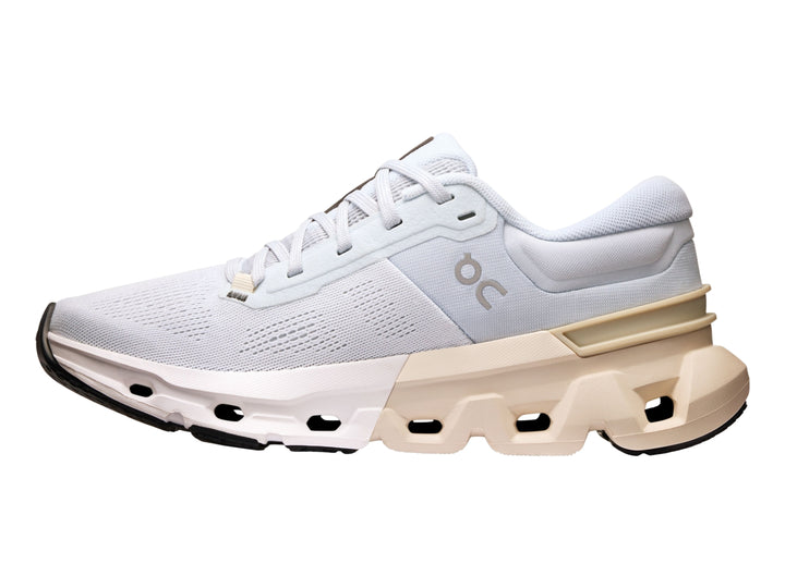 Tenis deportivos On Cloud en color blanco y crema con suela tecnológica amortiguada.