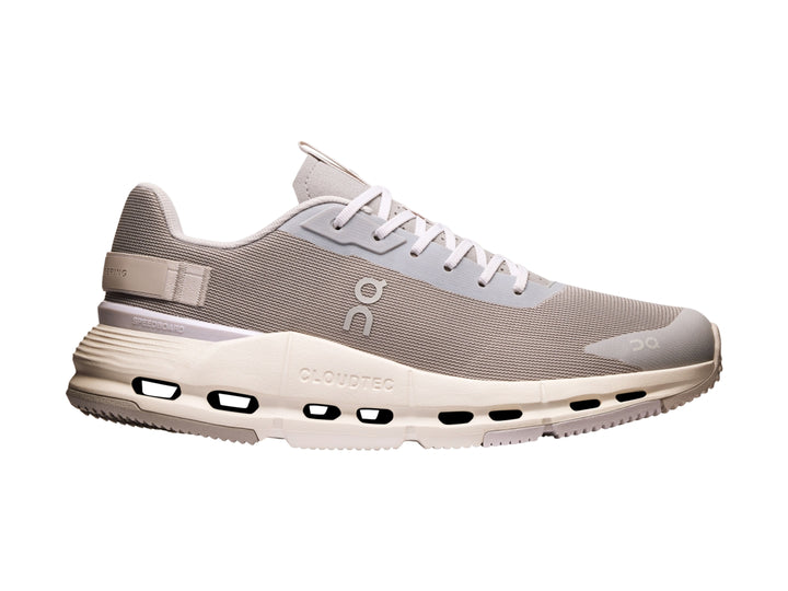 Tenis deportivos On Cloudnova Form 2 en color gris fog con suela blanca y detalles en malla.