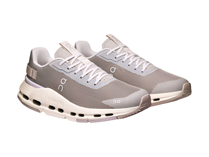 Tenis deportivos On Cloudnova Form 2 en color gris fog con suela blanca y detalles en malla.