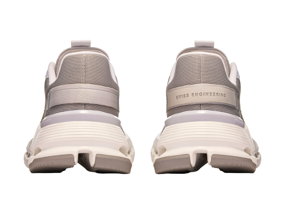 Tenis deportivos On Cloudnova Form 2 en color gris fog con suela blanca y detalles en malla.