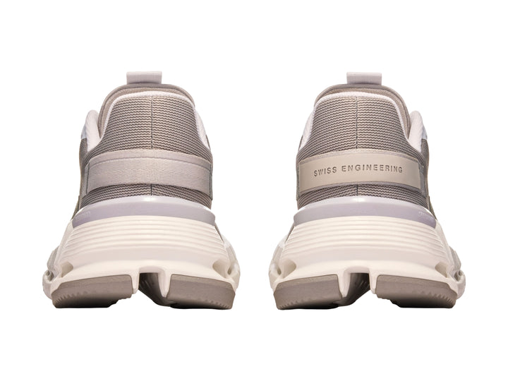 Tenis deportivos On Cloudnova Form 2 en color gris fog con suela blanca y detalles en malla.
