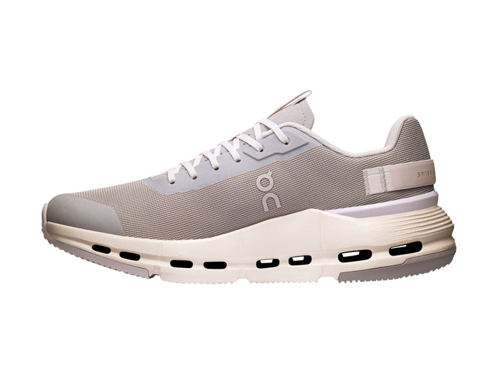 Tenis deportivos On Cloudnova Form 2 en color gris fog con suela blanca y detalles en malla.