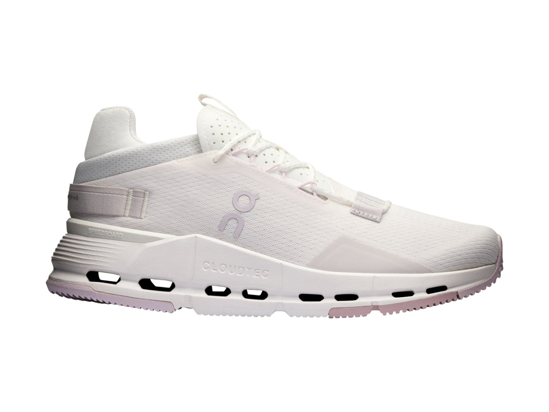 Tenis deportivos On Cloudnova 2 en color blanco con detalles en orquídea en la suela.