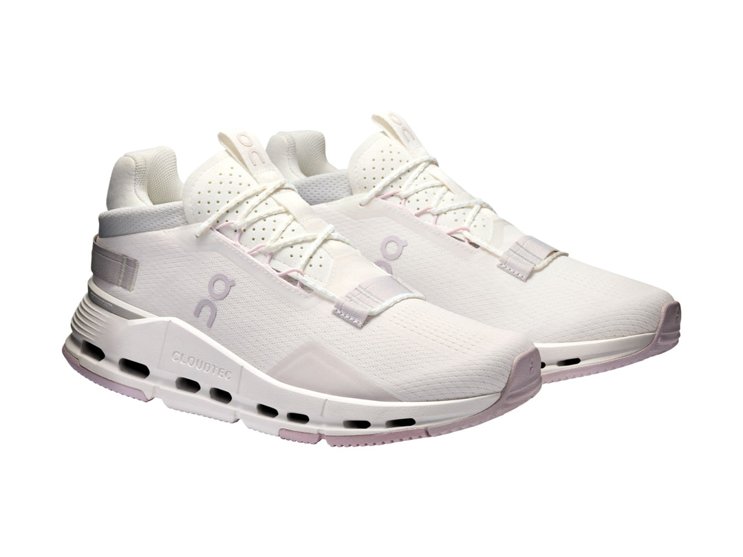 Tenis deportivos On Cloudnova 2 en color blanco con detalles en orquídea en la suela.