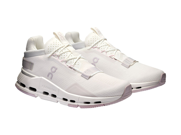 Tenis deportivos On Cloudnova 2 en color blanco con detalles en orquídea en la suela.