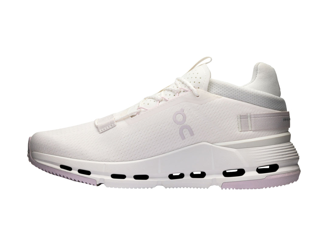 Tenis deportivos On Cloudnova 2 en color blanco con detalles en orquídea en la suela.