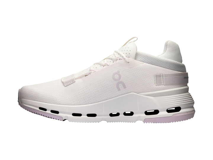 Tenis deportivos On Cloudnova 2 en color blanco con detalles en orquídea en la suela.