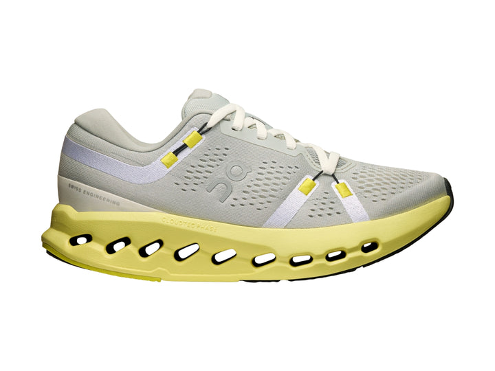 Tenis deportivos On Cloudsurf 2 en color gris glacier con suela amarilla limelight y detalles blancos.