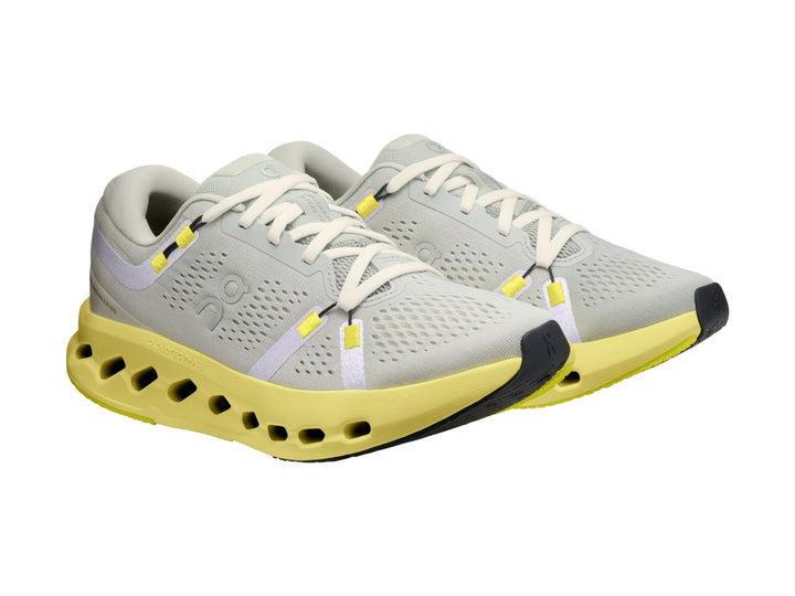 Tenis deportivos On Cloudsurf 2 en color gris glacier con suela amarilla limelight y detalles blancos.
