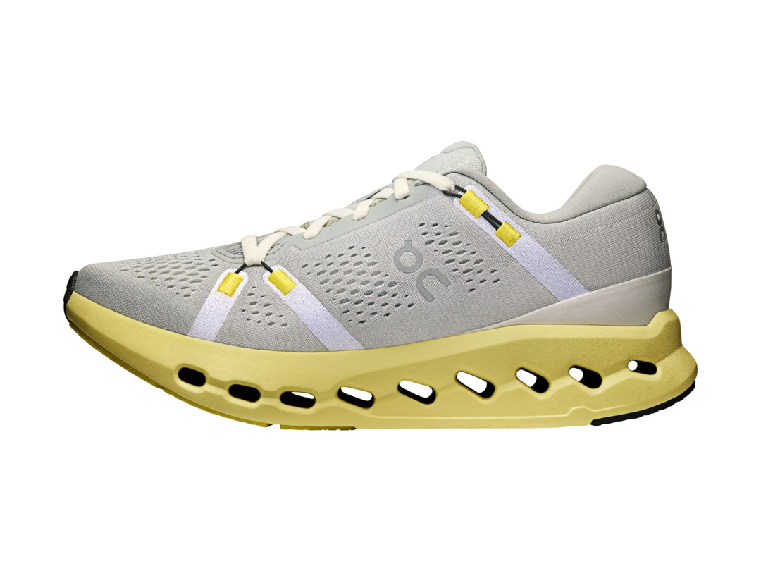 Tenis deportivos On Cloudsurf 2 en color gris glacier con suela amarilla limelight y detalles blancos.