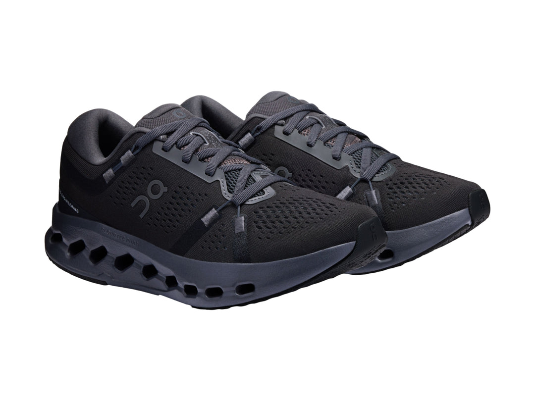 Tenis deportivos On Cloudsurfer 2 color negro con suela de celdas huecas y malla transpirable.
