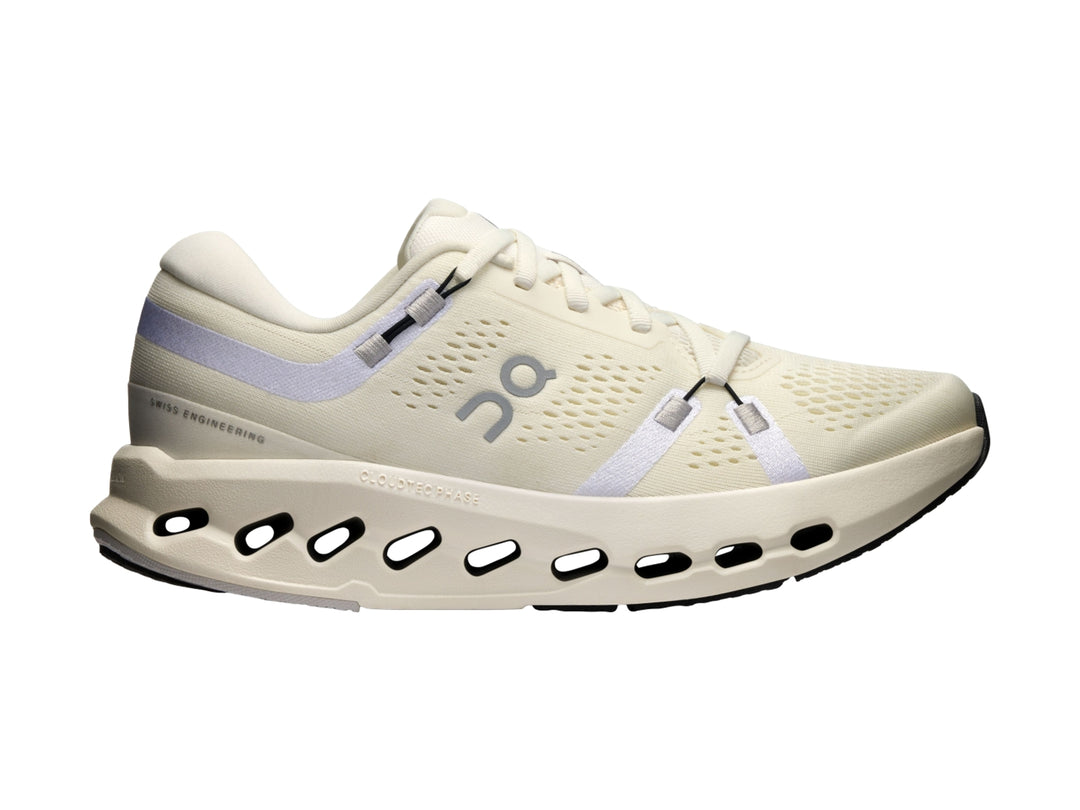 Tenis deportivos On Cloud color marfil con suela blanca perforada y detalles en gris.