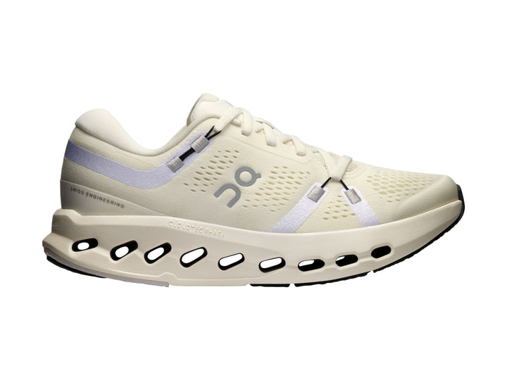 Tenis deportivos On Cloud color marfil con suela blanca perforada y detalles en gris.