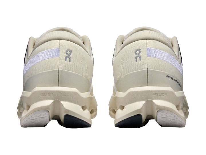 Tenis deportivos On Cloud color marfil con suela blanca perforada y detalles en gris.