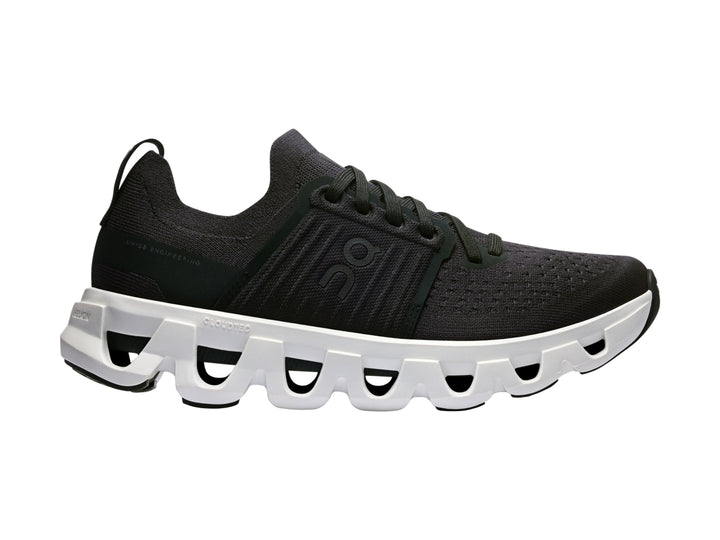 Tenis deportivos On Cloud color negro con suela blanca robusta y diseño moderno.