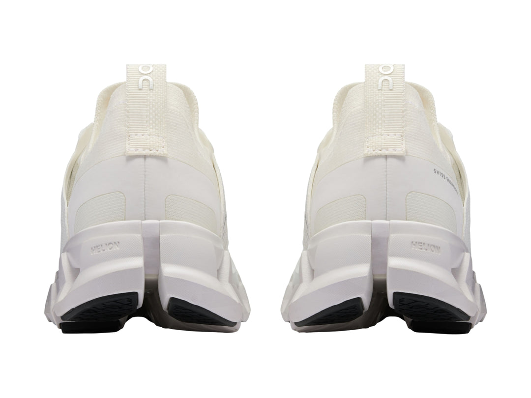 Tenis deportivos On Cloud en color blanco con suela amortiguada característica.