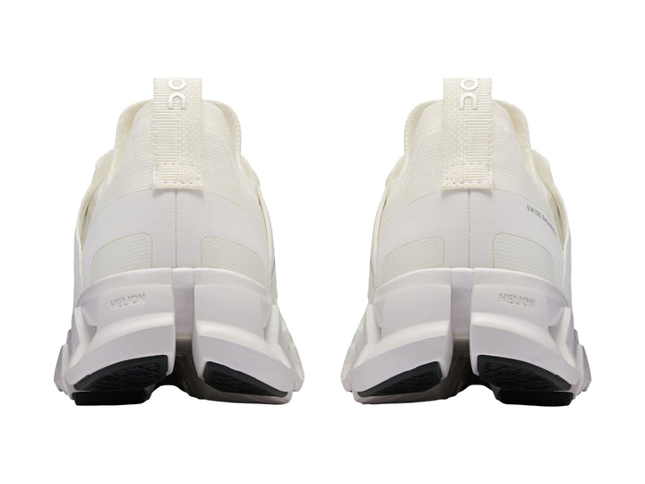 Tenis deportivos On Cloud en color blanco con suela amortiguada característica.