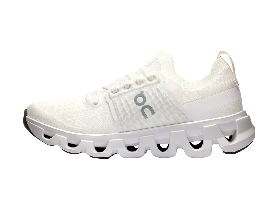 Tenis deportivos On Cloud en color blanco con suela amortiguada característica.