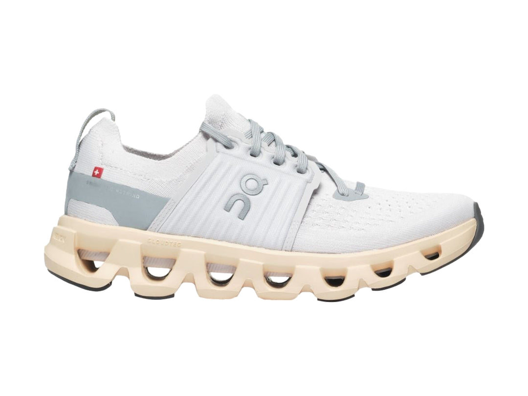 Tenis deportivos On Cloudswift 4 en color blanco frost con suela beige blonde.