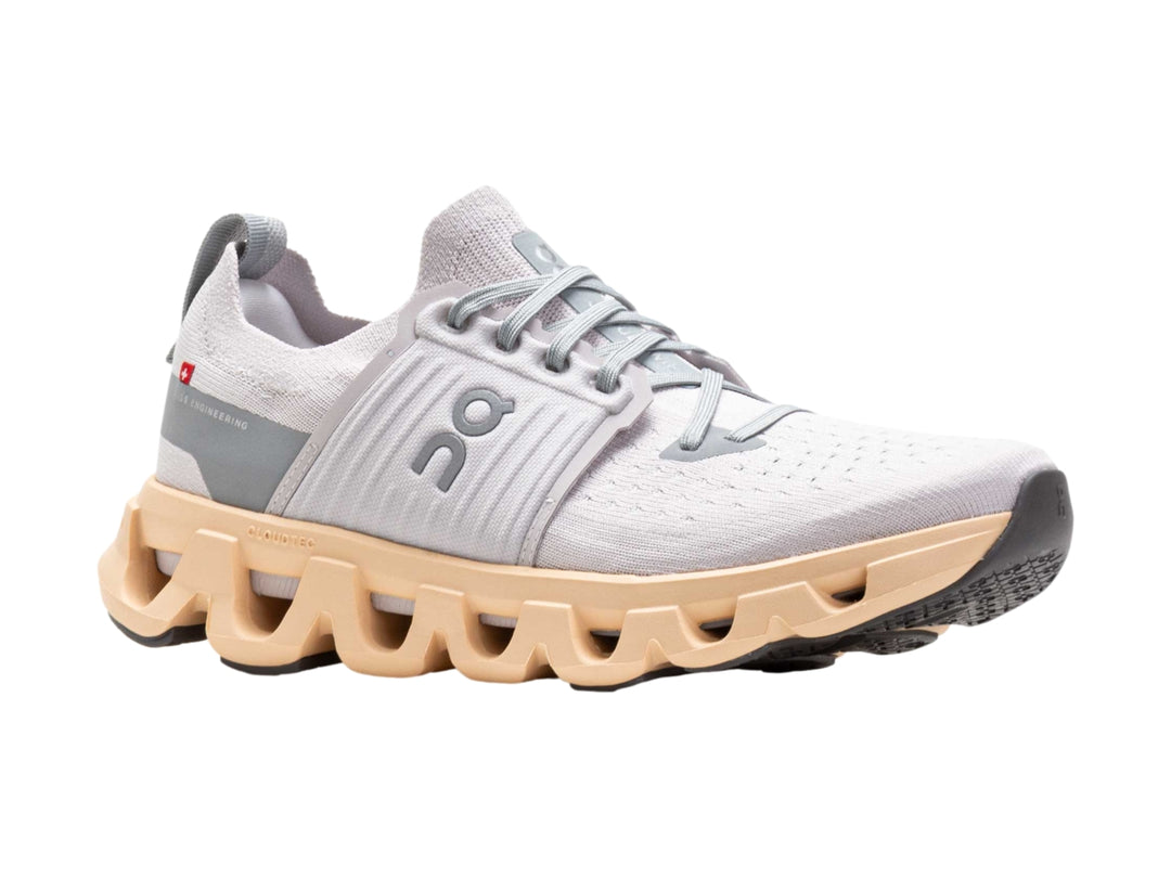 Tenis deportivos On Cloudswift 4 en color blanco frost con suela beige blonde.