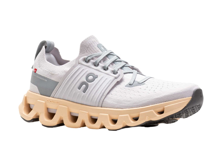 Tenis deportivos On Cloudswift 4 en color blanco frost con suela beige blonde.