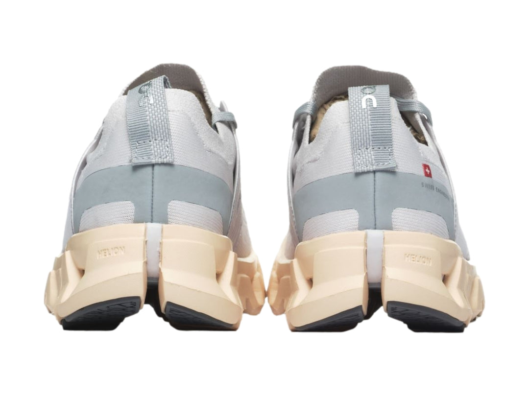 Tenis deportivos On Cloudswift 4 en color blanco frost con suela beige blonde.
