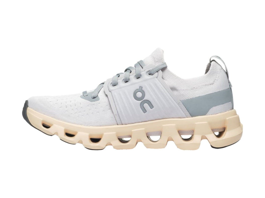 Tenis deportivos On Cloudswift 4 en color blanco frost con suela beige blonde.